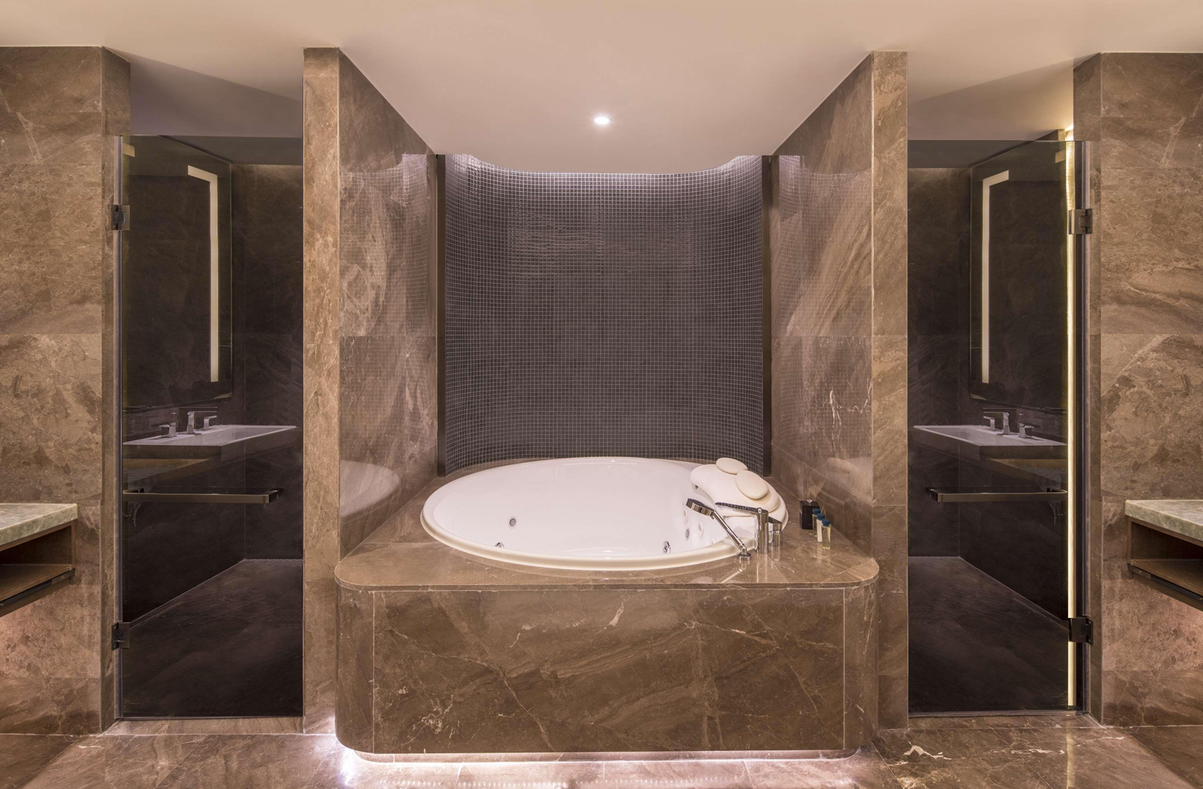 Doubletree By Hilton Hotel Shenzhen Longhua, Near Huawei, Foxcnn, Shenzhen North Railway, Uniwalk & Uniworld Shopping Mall, Sam'S Club Eksteriør billede